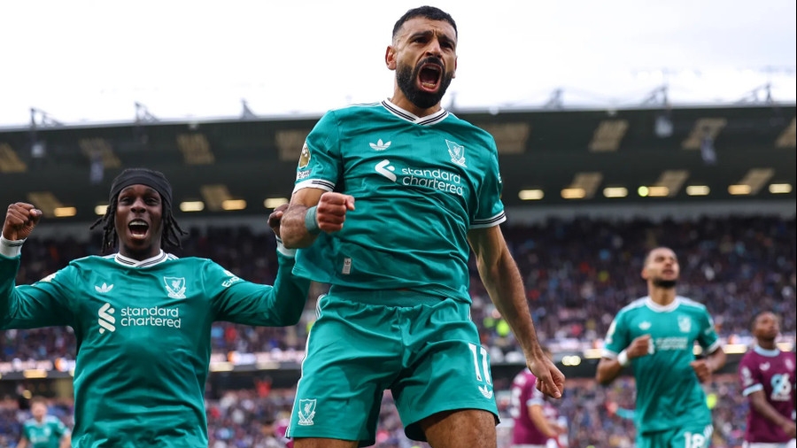 Salah lập kỷ lục phạt đền, đưa Liverpool bay cao ở Ngoại hạng Anh
