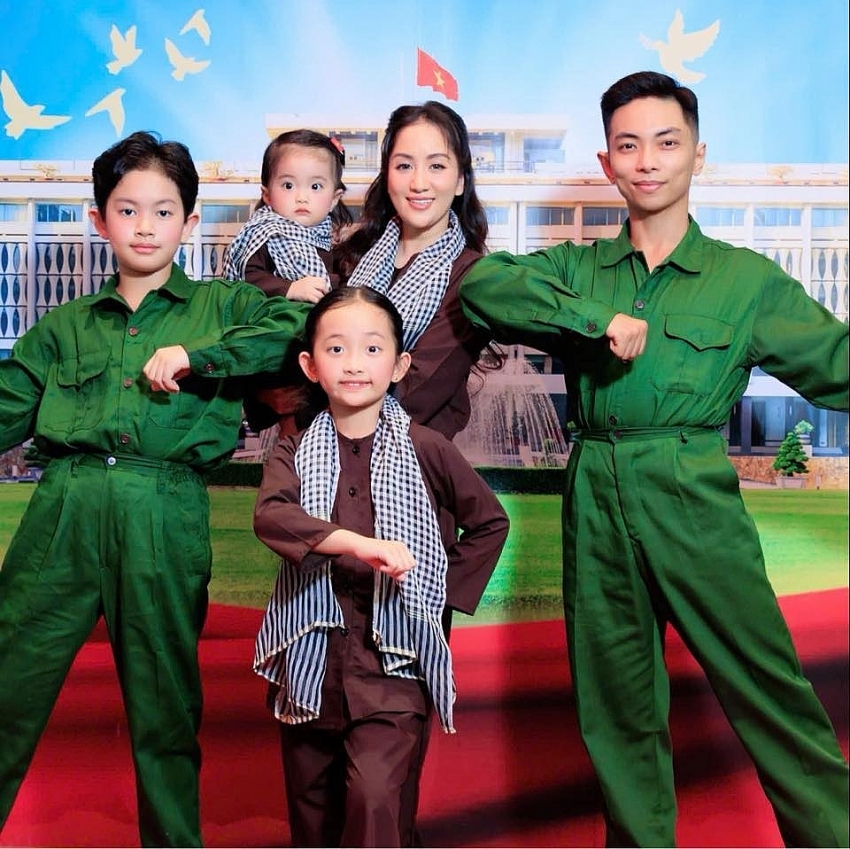 Hai bức ảnh Eiffel kể chuyện tình 15 năm của Khánh Thi – Phan Hiển