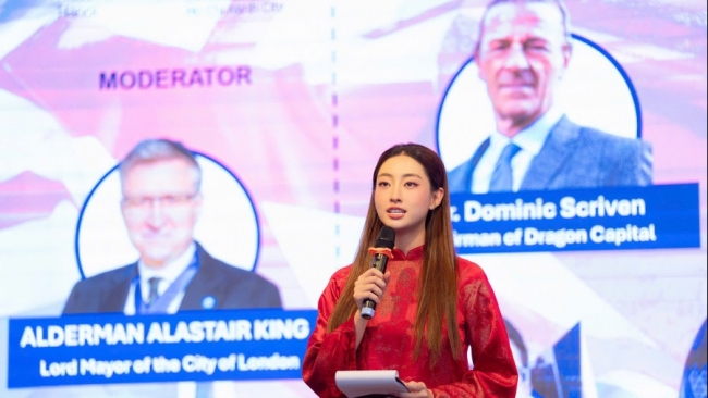 Hoa hậu Lương Thùy Linh khẳng định bản lĩnh trong vai trò MC hội nghị quốc tế