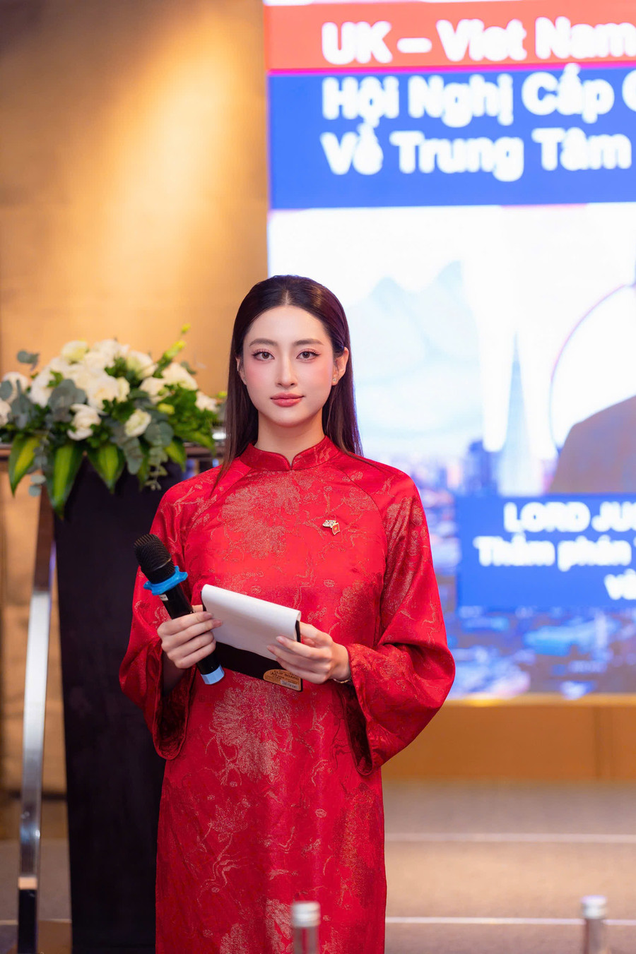 Hoa hậu Lương Thùy Linh khẳng định bản lĩnh trong vai trò MC hội nghị quốc tế