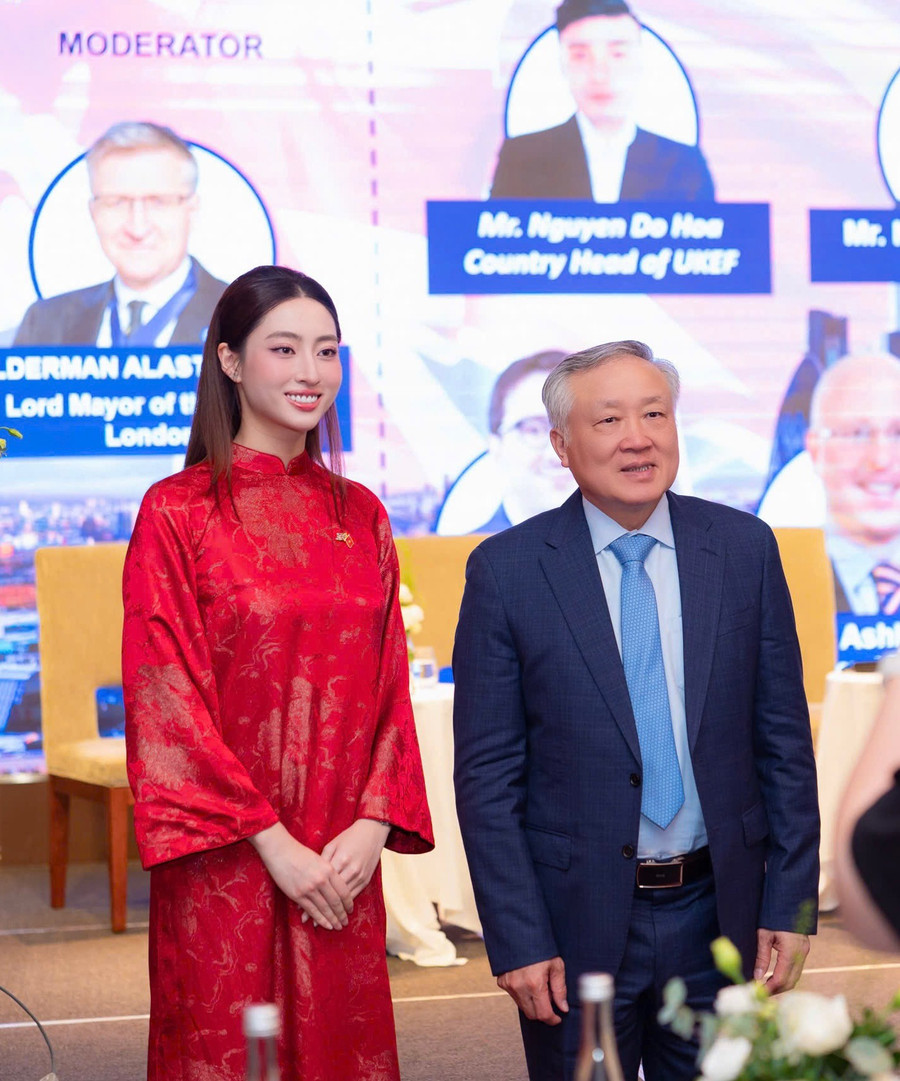 Hoa hậu Lương Thùy Linh khẳng định bản lĩnh trong vai trò MC hội nghị quốc tế