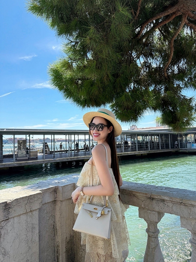 Đỗ Thị Hà 'khoe khéo' loạt phụ kiện đắt đỏ sau đồn đoán sắp lấy chồng thiếu gia