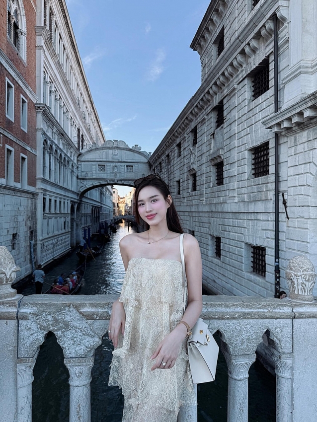 Đỗ Thị Hà 'khoe khéo' loạt phụ kiện đắt đỏ sau đồn đoán sắp lấy chồng thiếu gia