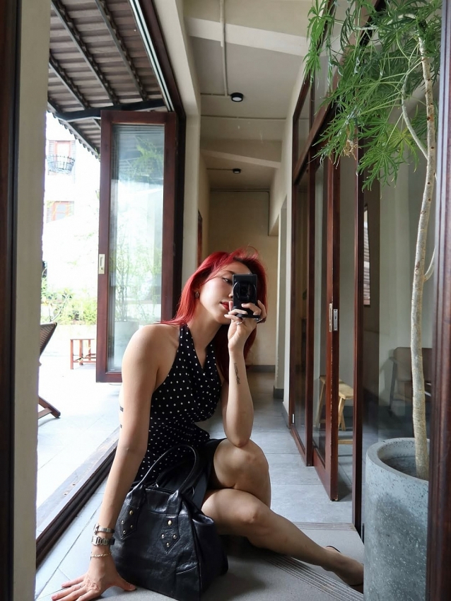 'Chị đẹp' Tóc Tiên khoe lưng trần cực cháy trong bộ ảnh mới