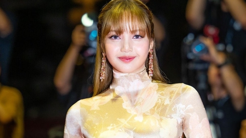 Lisa (BLACKPINK) nhận loạt phản ứng sau màn xuất hiện tại LHP quốc tế Busan