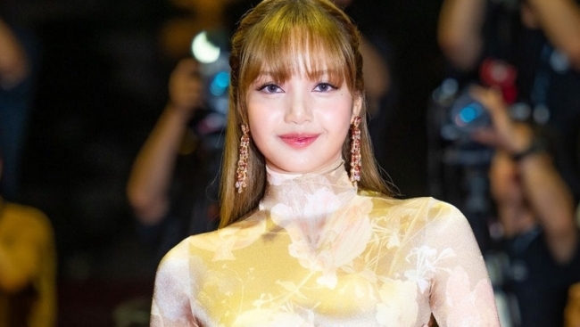 Lisa (BLACKPINK) nhận loạt phản ứng sau màn xuất hiện tại LHP quốc tế Busan