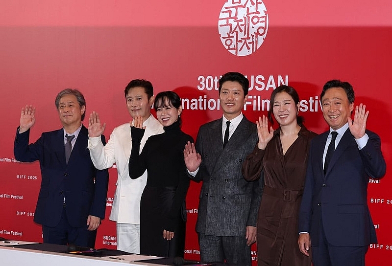 Lisa (BLACKPINK) nhận loạt phản ứng sau màn xuất hiện tại LHP quốc tế Busan Lisa (BLACKPINK) nhận loạt phản ứng sau màn xuất hiện tại LHP quốc tế Busan