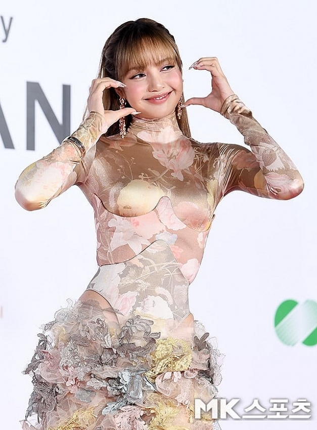 Lisa (BLACKPINK) nhận loạt phản ứng sau màn xuất hiện tại LHP quốc tế Busan Lisa (BLACKPINK) nhận loạt phản ứng sau màn xuất hiện tại LHP quốc tế Busan