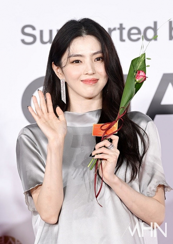 Lisa (BLACKPINK) nhận loạt phản ứng sau màn xuất hiện tại LHP quốc tế Busan Lisa (BLACKPINK) nhận loạt phản ứng sau màn xuất hiện tại LHP quốc tế Busan