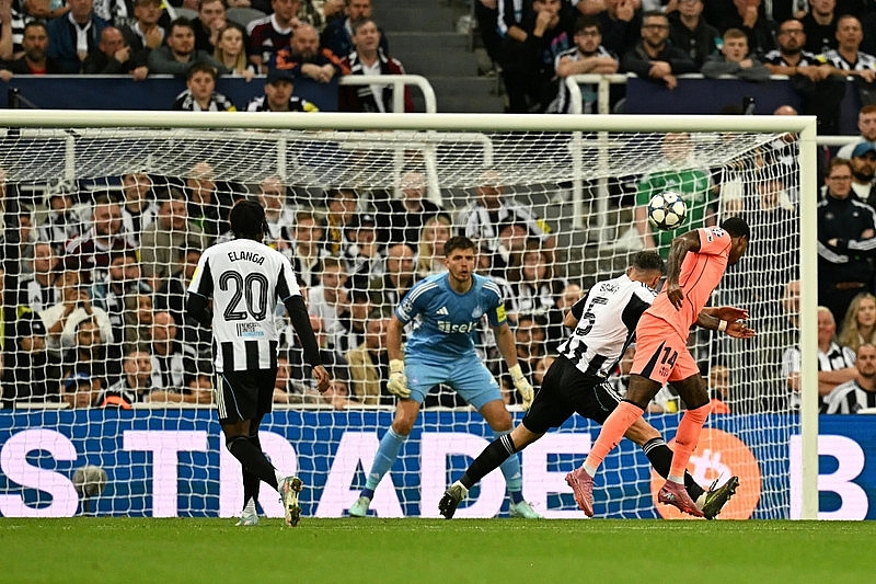 Rashford tỏa sáng tại Barca, cổ động viên Man Utd đòi sa thải HLV Amorim