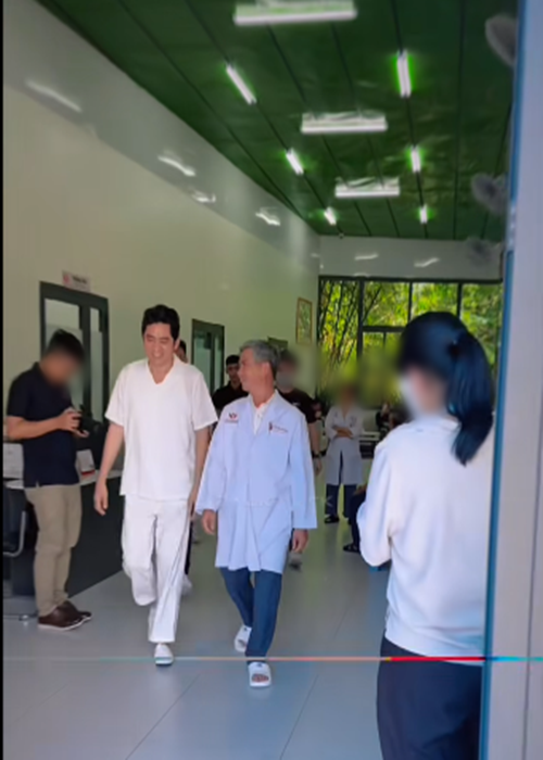 Huỳnh Anh Tuấn tươi rói, trở về nhà sau khi phục hồi chức năng