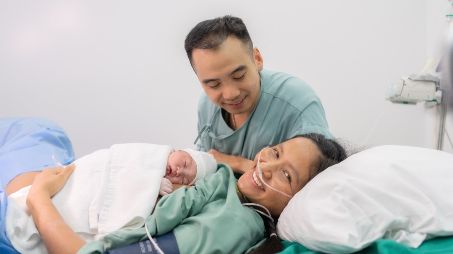 H"hen Niê vỡ òa hạnh phúc khi được làm mẹ, bày tỏ lòng biết ơn với mẹ và chồng