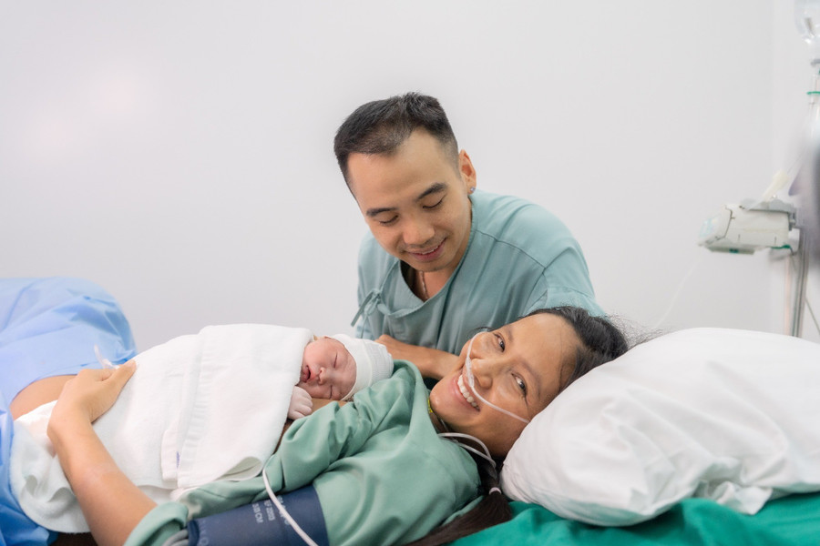 H"hen Niê vỡ òa hạnh phúc khi được làm mẹ, bày tỏ lòng biết ơn với mẹ và chồng