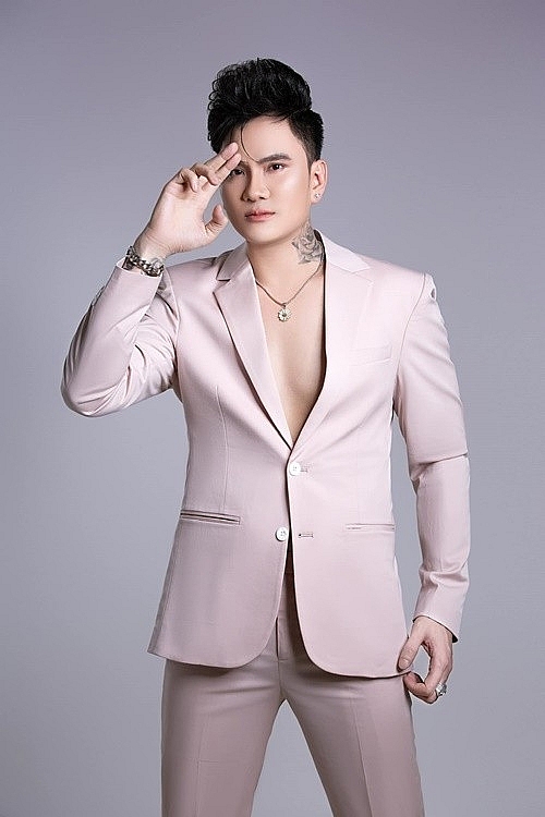 Ưng Hoàng Phúc cùng 4 ca sĩ nhóm Ngũ hổ tướng trước ồn ào