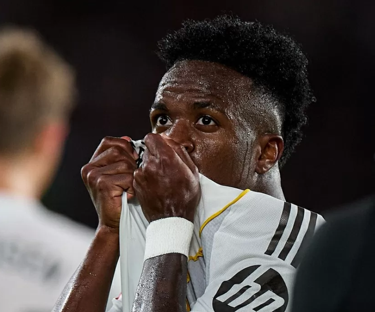 Lập siêu phẩm, Vinicius gửi lời cảm ơn Modric