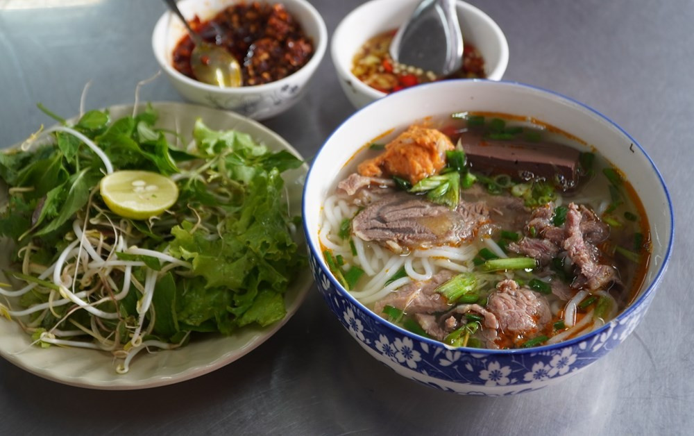 Food tour mùa thu ở Huế ăn gì cho trọn vẹn tinh hoa ẩm thực?
