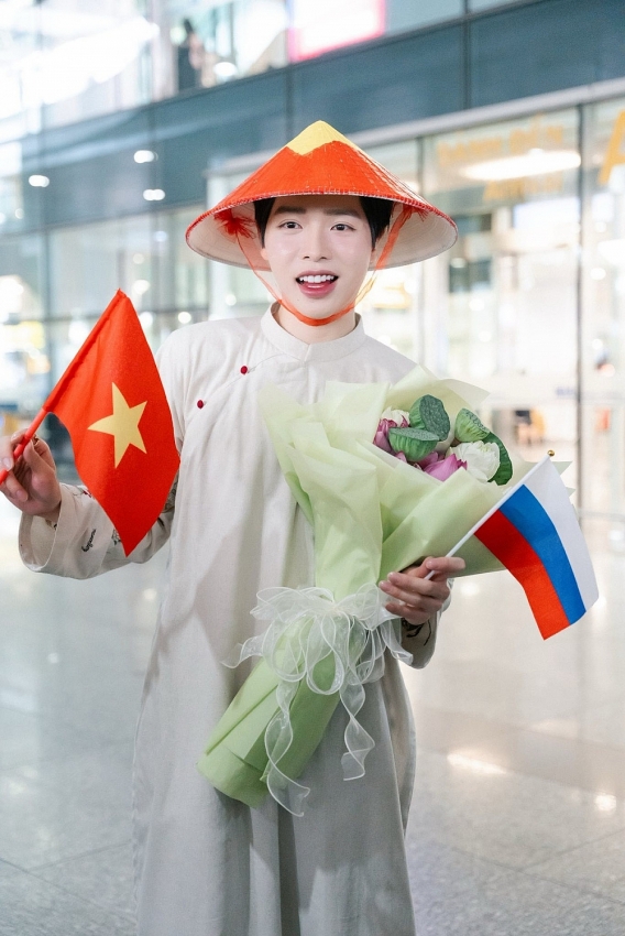 Đức Phúc hạnh phúc bên bố mẹ sau chiến thắng ở Intervision 2025