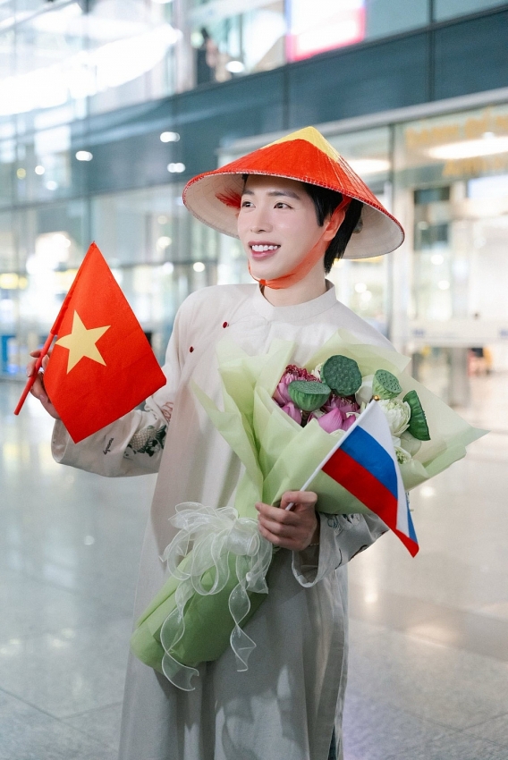 Đức Phúc hạnh phúc bên bố mẹ sau chiến thắng ở Intervision 2025