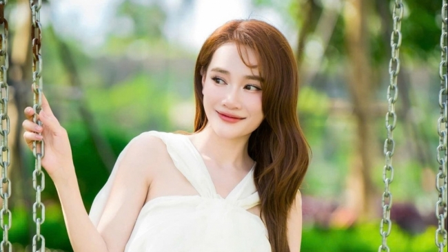 Nhã Phương giấu bụng bầu lần ba cực khéo với gu thời trang tinh tế