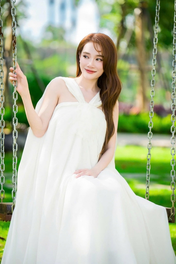 Nhã Phương giấu bụng bầu lần ba cực khéo với gu thời trang tinh tế