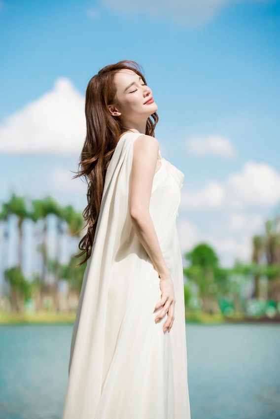 Nhã Phương giấu bụng bầu lần ba cực khéo với gu thời trang tinh tế