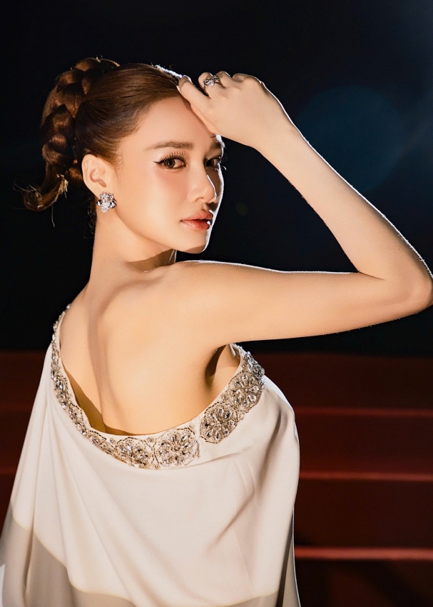 Nhã Phương giấu bụng bầu lần ba cực khéo với gu thời trang tinh tế