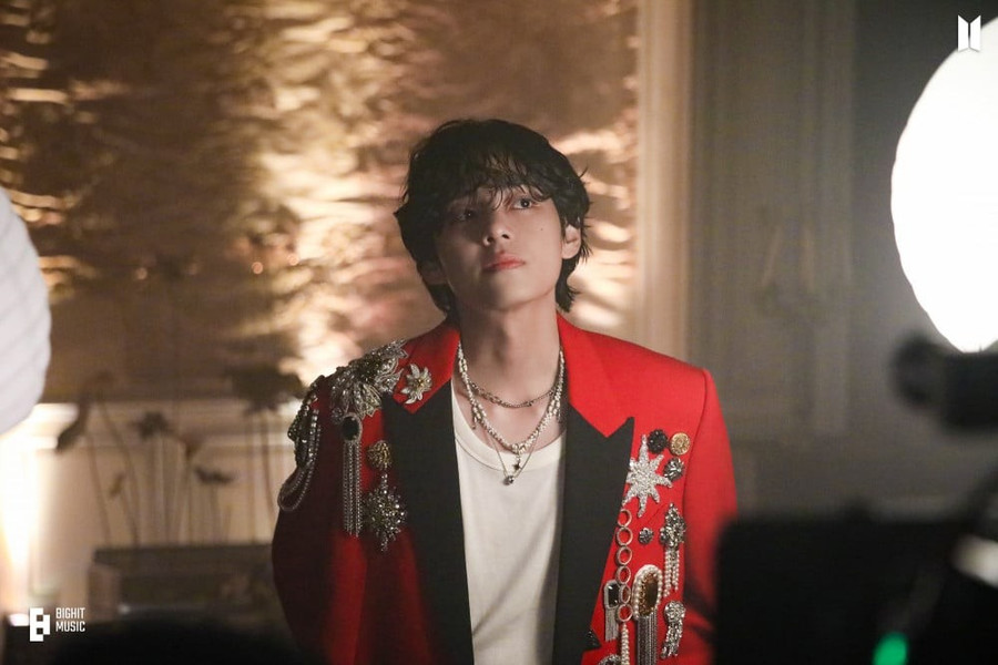 V (BTS) tiếp tục nhận danh hiệu bất kỳ người đàn ông nào cũng mơ ước