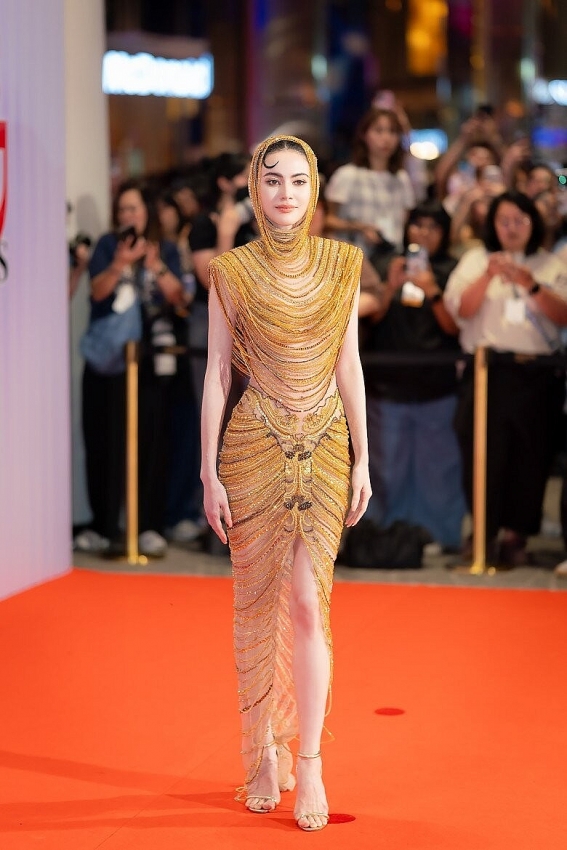 'Ma nữ đẹp nhất Thái Lan' Mai Davika hoá nữ thần khi đổ bộ thảm đỏ