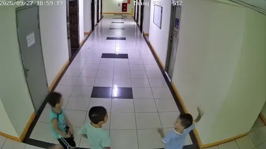 Cháu bé ném dép trúng van nước làm hỏng thang máy chung cư: Ai bồi thường?