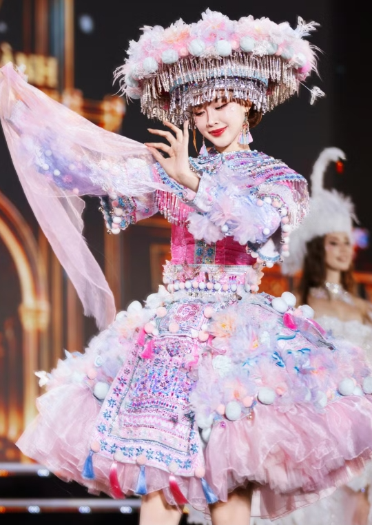111 thí sinh Miss World lộng lẫy trình diễn trang phục văn hóa dân tộc