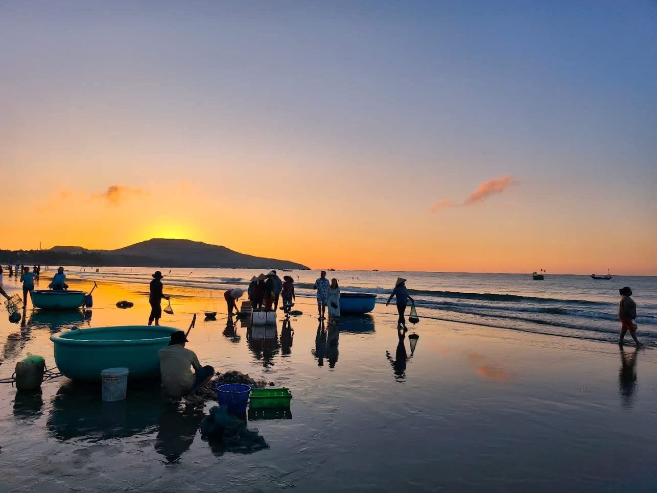 Một ngày ở làng chài ven biển Một ngày ở làng chài ven biển