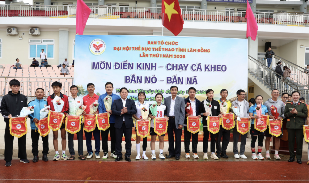 Ban Tổ chức môn điền kinh tặng cờ cho các đoàn VĐV