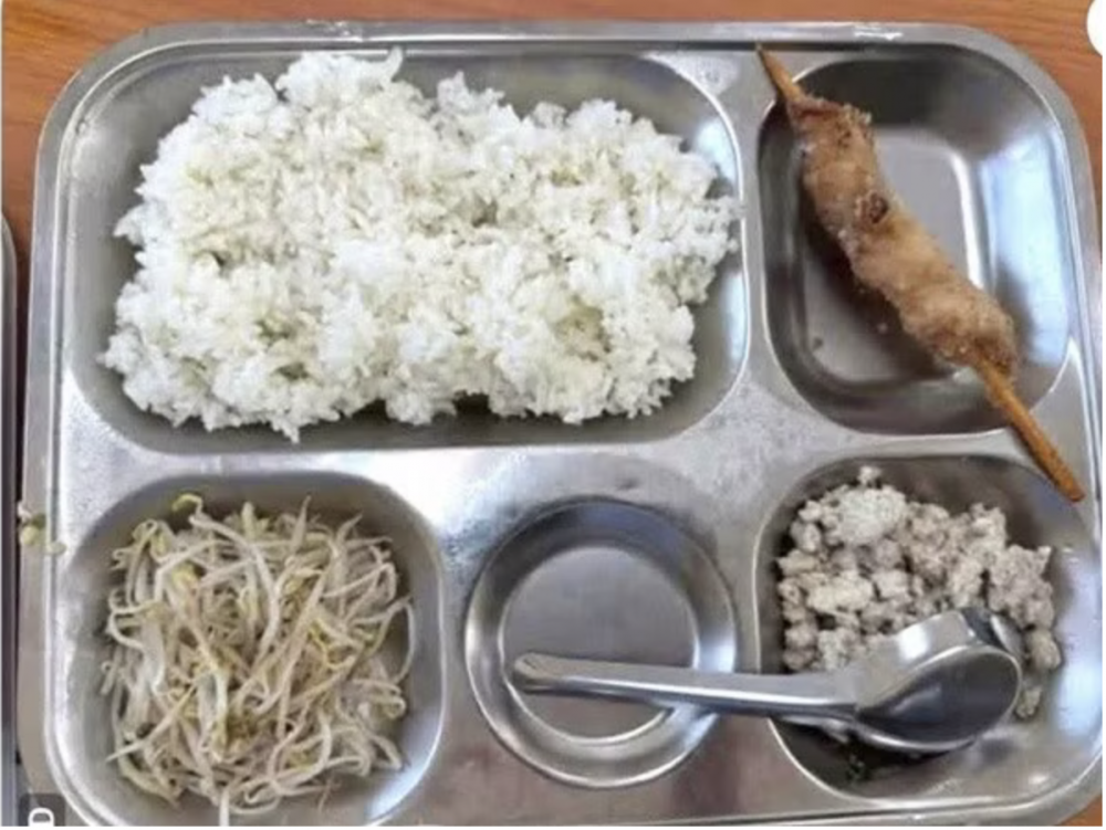 Suất cơm bán trú ngày 7/9 của học sinh trường Tiểu học Trung Giã (xã Trung Giã, Hà Nội). (Ảnh: Phụ huynh cung cấp)