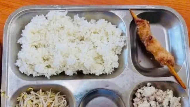Sau loạt phản ánh về bữa ăn bán trú, Hà Nội yêu cầu rà soát toàn diện