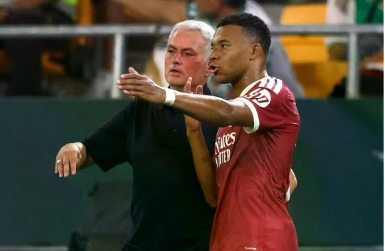 HLV Mourinho dùng cách đặc biệt bảo vệ Mbappe, Vinicius