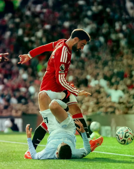 Haaland ghi bàn tranh cãi giúp Man City hạ Man Utd