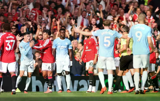 Haaland ghi bàn tranh cãi giúp Man City hạ Man Utd