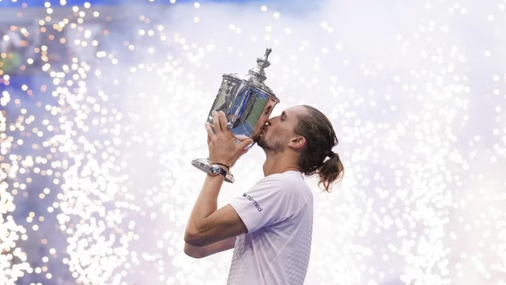 Alexander Zverev cùng chiếc cúp vô địch US Open 2026. (Ảnh: US Open)