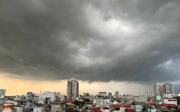 Trong 3 giờ tới, Hà Nội có mưa rào và dông, đề phòng lốc, sét, mưa đá và gió giật mạnh