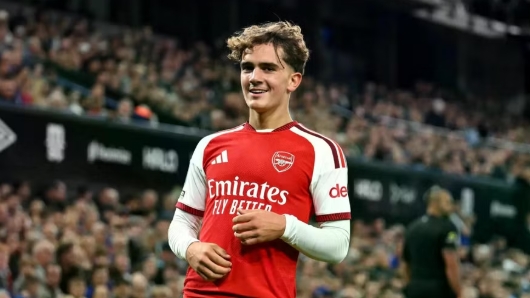 Thần đồng Arsenal được so sánh với Lionel Messi