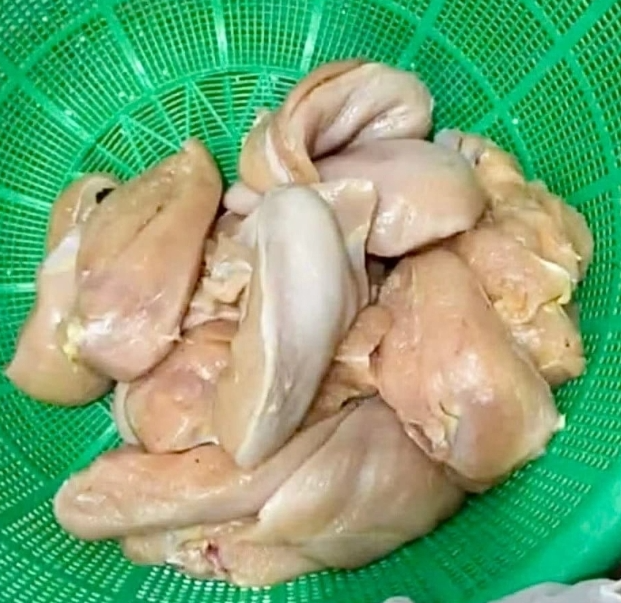 Hà Nội yêu cầu xác minh phản ánh "tôm ươn, thực phẩm có mùi" vào trường học