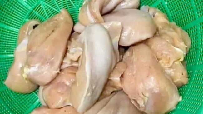 Hà Nội yêu cầu xác minh phản ánh "tôm ươn, thực phẩm có mùi" vào trường học