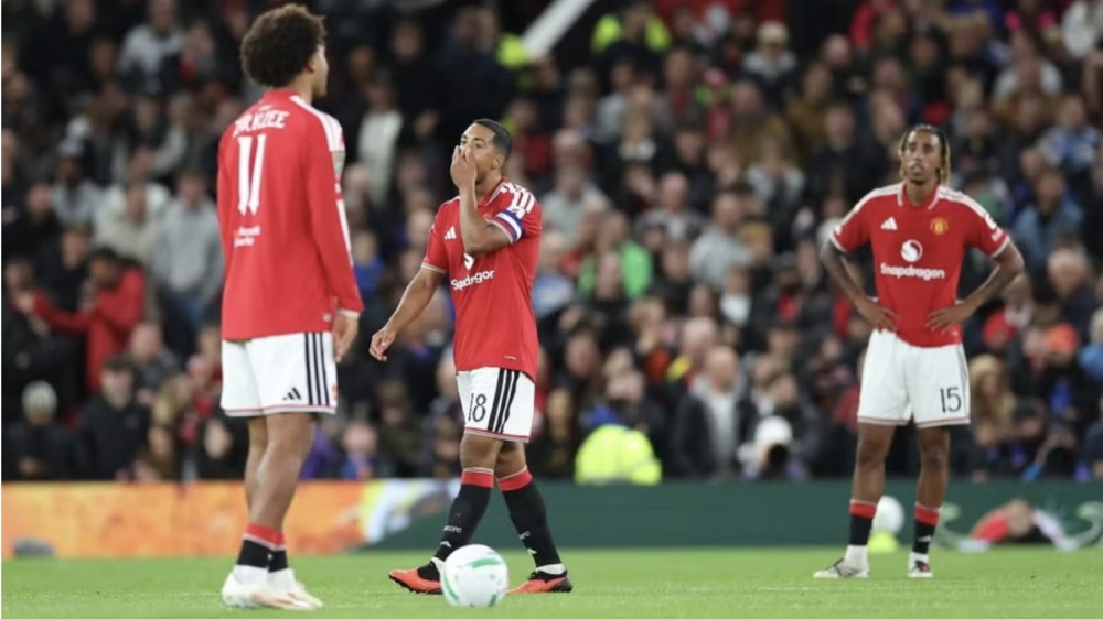 Man Utd đánh mất kỷ lục tồn tại 42 năm tại Old Trafford