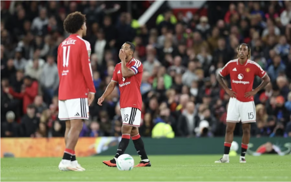 Man Utd đánh mất kỷ lục tồn tại 42 năm tại Old Trafford