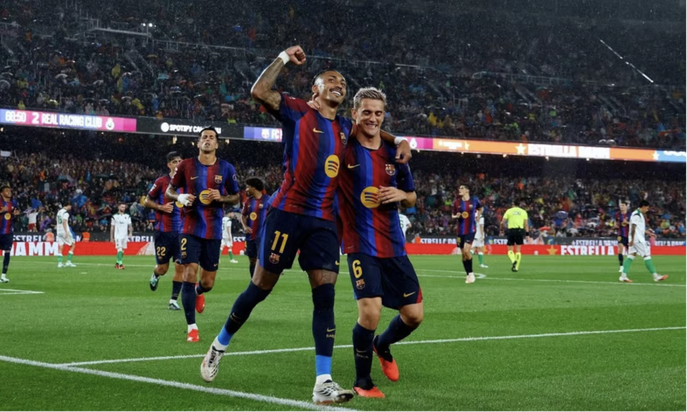 Tiền đạo Raphinha ăn mừng cùng tiền vệ Gavi sau khi hoàn tất hat-trick trong chiến thắng 7-2 của Barca trước Racing Santander tại Camp Nou. Ảnh: AP.