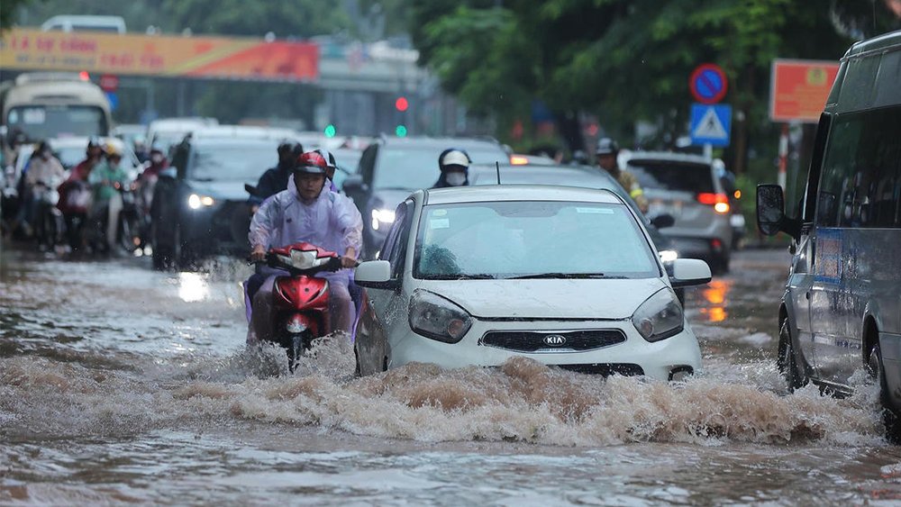 Mưa ngập, nhiều trường Hà Nội cho học sinh nghỉ hoặc học trực tuyến