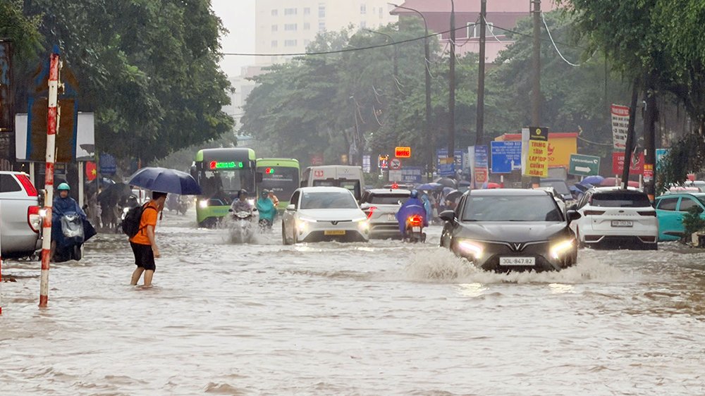 Mưa ngập, nhiều trường Hà Nội cho học sinh nghỉ hoặc học trực tuyến