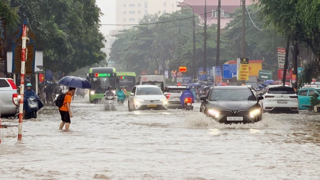 Mưa ngập, nhiều trường Hà Nội cho học sinh nghỉ hoặc học trực tuyến