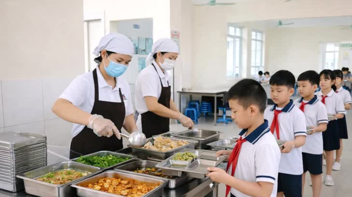 Bữa ăn bán trú: Không chỉ là chuyện một khay cơm