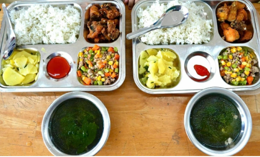 Bữa ăn bán trú: Không chỉ là chuyện một khay cơm
